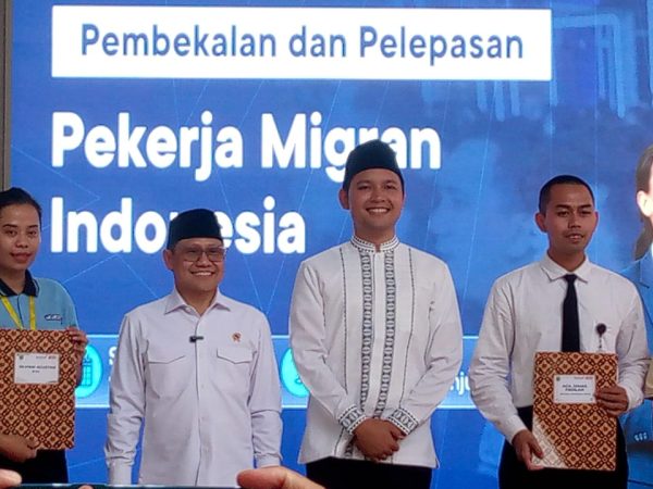 Awali Lawatan ke Ponpes Miftahul Huda Al-Musri, Menko Muhaimin Lepas PMI Asal Cianjur