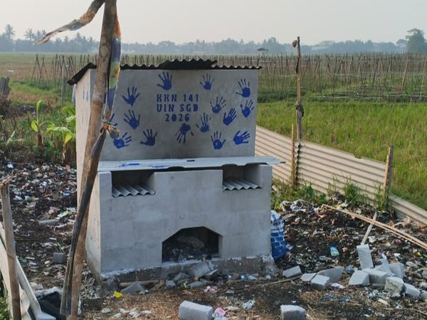 Mahasiswa KKN UIN Bandung Bangun Incinerator di Cianjur